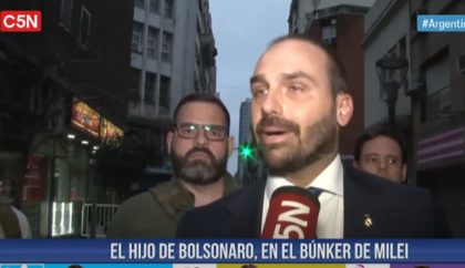 TV argentina tira Eduardo Bolsonaro do ar e rechaça discurso armamentista: ‘Por sorte, o Brasil tirou o pai dele do poder’