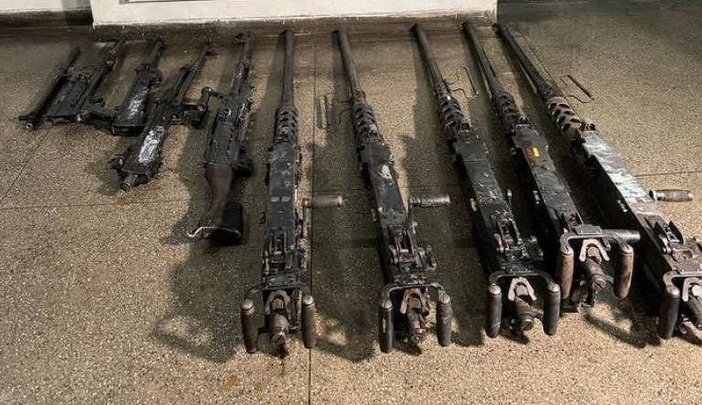 Militares desligaram câmeras e usaram carro oficial em furto de 21 metralhadoras, diz TV