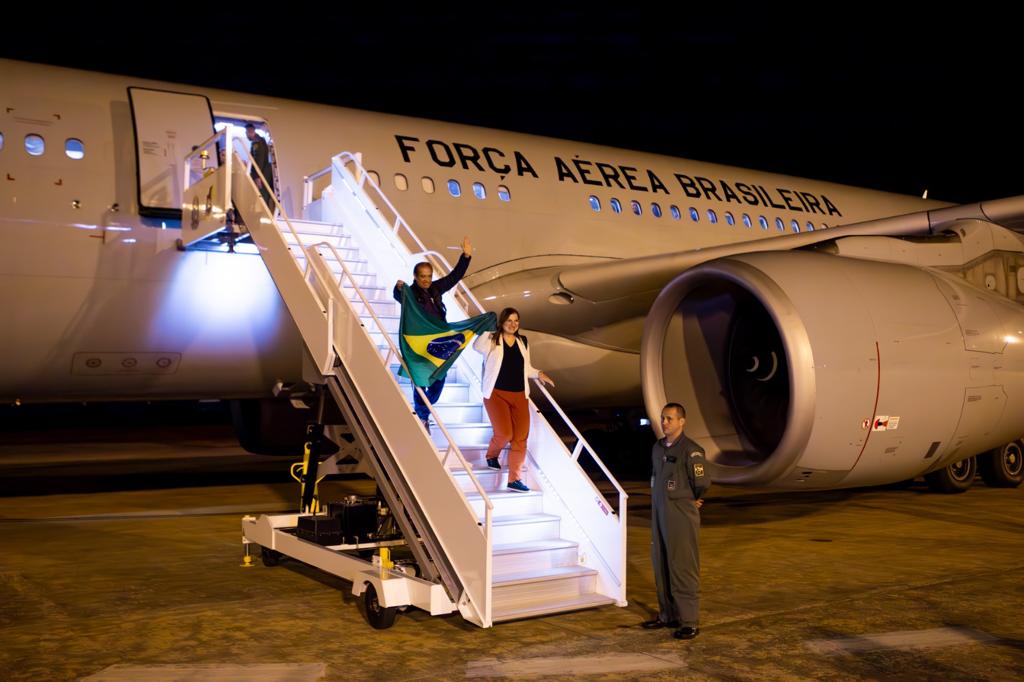 Chega a Brasília primeiro avião trazendo brasileiros de Israel