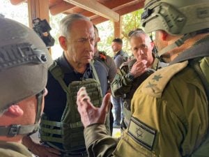 ‘Isso vai continuar’, diz Netanyahu a tropas israelenses, que preparam ação por terra, mar e ar