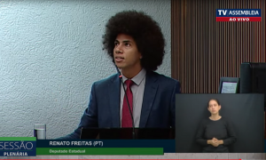 Renato Freitas é alvo de ofensas racistas na Assembleia do Paraná e ameaçado de cassação