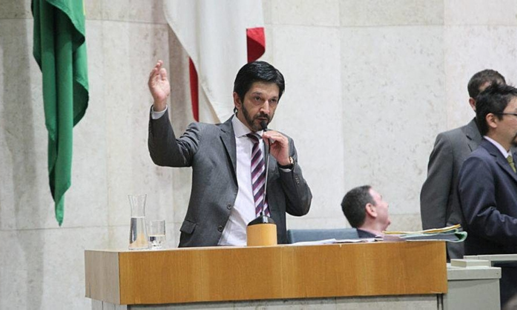 Nunes pode sancionar PL que permite vender ‘naming rights’ de escolas e UBS