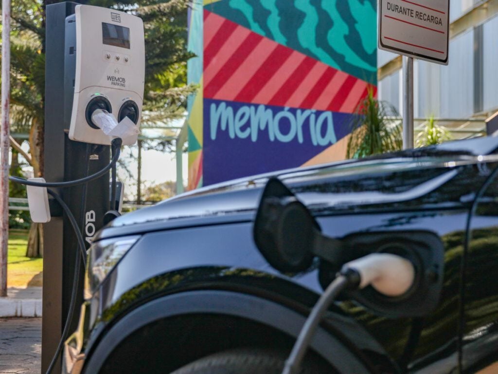 Tarcísio veta isenção de IPVA para carros elétricos em São Paulo