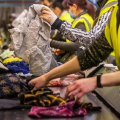 Resíduos têxteis: por que é tão difícil reciclar roupas?