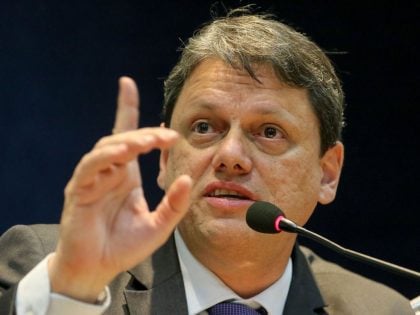 Tarcísio de Freitas questiona eficácia de câmeras nas fardas policiais