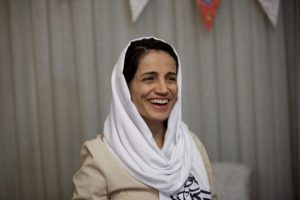 Irã prende renomada advogada durante enterro de jovem morta no metrô