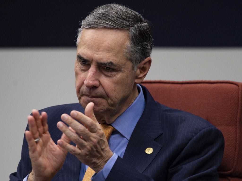 Politização das Forças Armadas está superada e devemos virar a página, diz Barroso