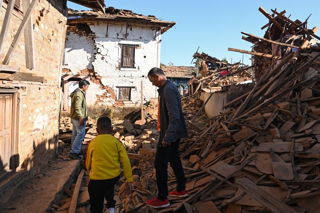 Terremoto de magnitude 5,6 atinge Nepal e deixa ao menos 130 mortos