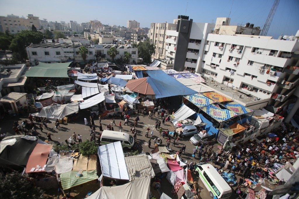 Tanques israelenses cercam o principal hospital de Gaza