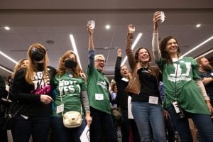 Direito ao aborto triunfa no estado de Ohio em vitória contundente dos democratas