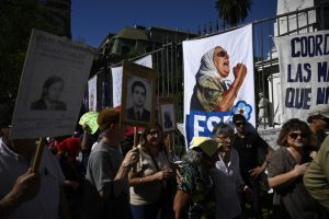 Mães da Praça de Maio recebem apoio de ativistas na Argentina