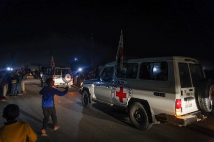 Hamas liberta vários reféns em primeiro dia de trégua em Gaza