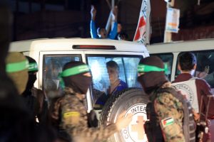 Doze reféns e 30 presos palestinos são libertados após extensão da trégua Israel-Hamas