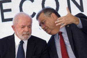 Lula sai em defesa de Dino e diz que ministro é alvo de 'ataques artificialmente plantados'