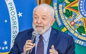 Lula destaca diálogo como marca do governo em 2023: Pobre de quem troca por metralhadora