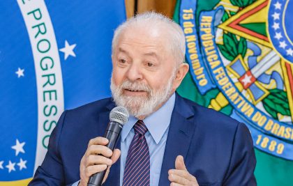 Lula destaca diálogo como marca do governo em 2023: Pobre de quem troca por metralhadora