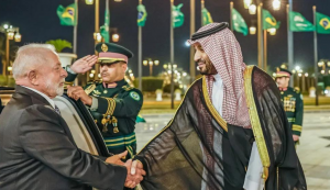 Em Riad, Lula se reúne com o príncipe herdeiro da Arábia Saudita