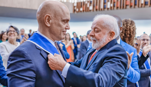 Lula condecora Alexandre de Moraes com a Ordem do Rio Branco