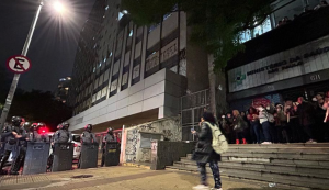 Manifestantes ocupam prédio do Ministério da Saúde em São Paulo