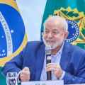No Complexo do Alemão, Lula propõe manchete otimista para os jornais