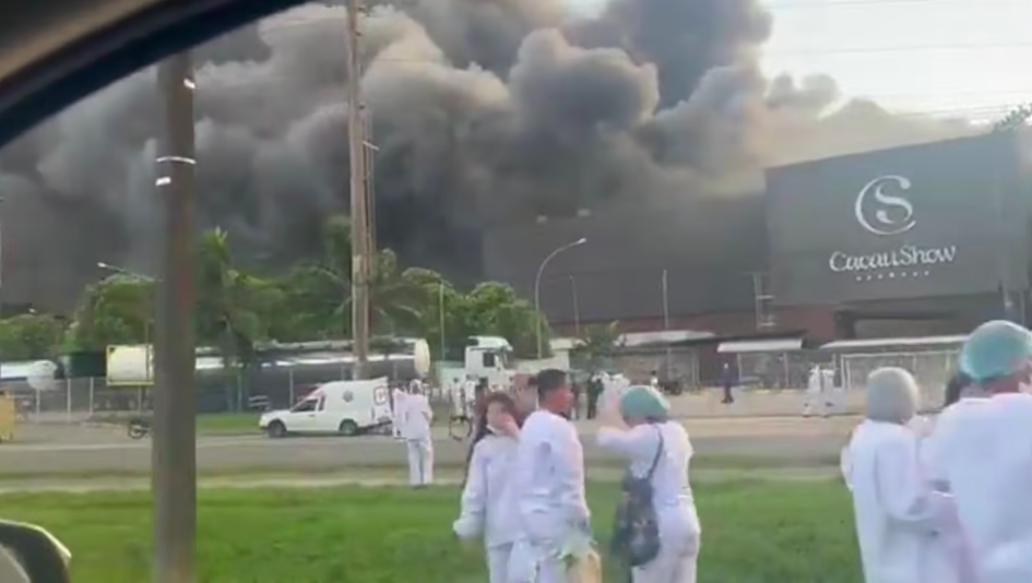 Incêndio de grandes proporções atinge fábrica da Cacau Show no ES