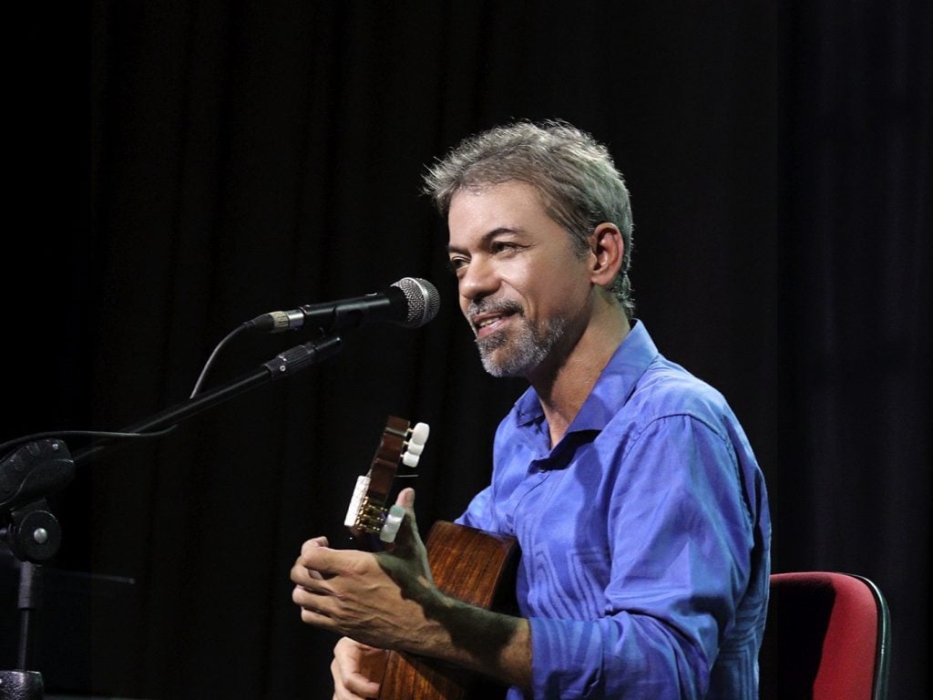 Intérprete da obra de Chico Buarque há 30 anos, Marconi Rezende faz shows em São Paulo
