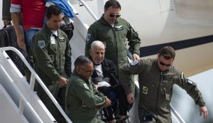 Apesar de esforço da diplomacia, militares é que aparecem em imagens da repatriação de brasileiros
