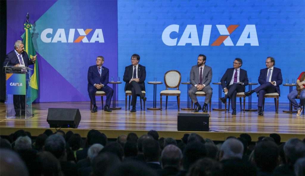 Indicado pelo Centrão, Carlos Vieira toma posse na Caixa e pede 'carta de agradecimento' a Serrano