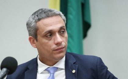 Gustavo Gayer associa nordestinos a galinhas que recebem ‘migalhas’ do governo Lula