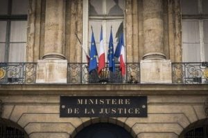Neonazista é condenado na França a 9 anos de prisão por ameaça de massacre