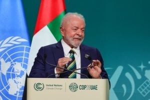Brasil na Opep+ alertará produtores de petróleo sobre o fim dos combustíveis fósseis, diz Lula