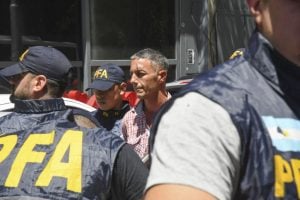 Homem que jogou garrafa em Milei durante a posse é preso na Argentina
