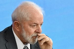 Os índices de aprovação e reprovação a Lula após o 1º ano de governo, segundo pesquisa PoderData