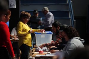 Chile começa a votar plebiscito: Constituição de Pinochet ou texto mais conservador?