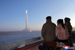 Líder norte-coreano faz alerta aos Estados Unidos após lançamento de míssil balístico