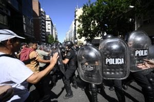 Primeiro protesto contra Milei em Buenos Aires tem forte esquema policial e detenções