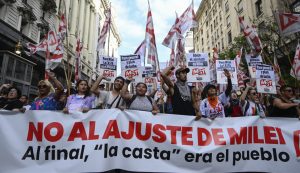 Sob protestos, Milei busca