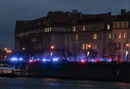 Homem armado mata 14 pessoas em universidade de Praga