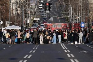 Estudantes sérvios bloqueiam Belgrado contra resultado das eleições