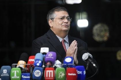 Em campanha pelo STF, Dino cita a Bíblia e diz confiar na mudança de votos da oposição