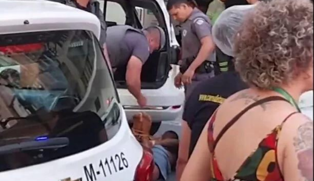 PMs amarram mãos e pés de homem durante abordagem em São Paulo