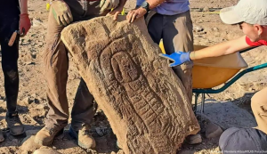 Placa de pedra milenar revira ideias sobre papéis de gênero