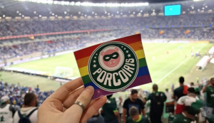 Preconceito em campo: 8 em cada 10 torcidas LGBTs não frequentam estádios de forma organizada