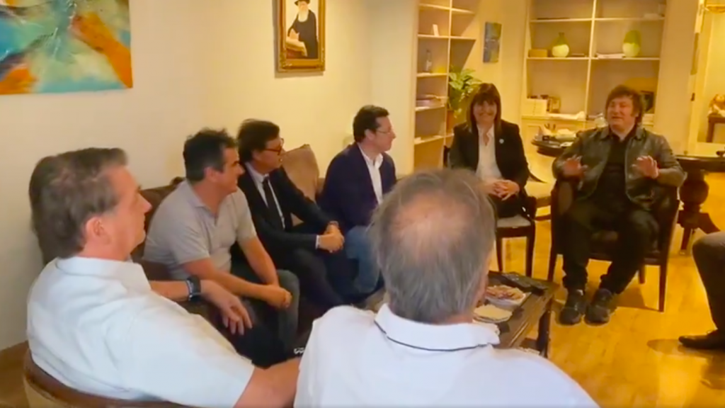 Milei recebe Bolsonaro antes da transferência de governo na Argentina