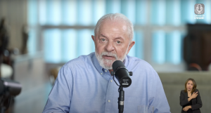 Lula evita comentários sobre operação contra aliados de Bolsonaro, mas alfineta o ex-presidente