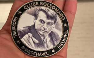 Não foi só Neymar: Bolsonaro dá medalha de ‘imbrochável’ a vendedor de escavadeira usada em garimpo ilegal