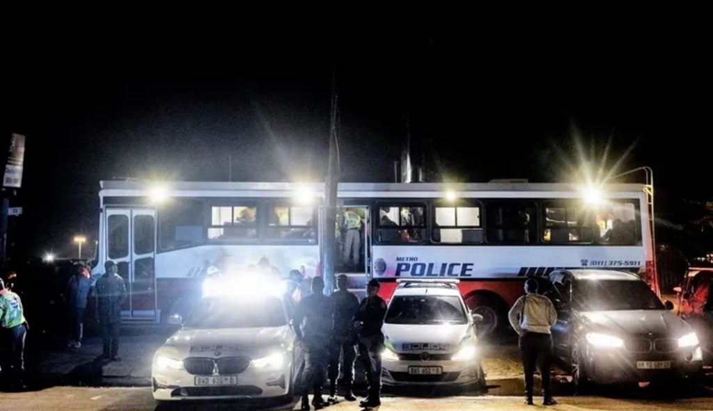 Multidão amarra e queima vivos 7 supostos criminosos na África do Sul