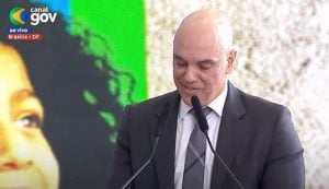 8 de Janeiro: Moraes discursa em evento no Planalto aos gritos de 'sem anistia'