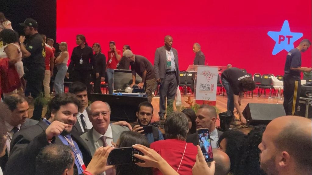 Vídeo: Alckmin é tietado em conferência do PT sobre eleições municipais