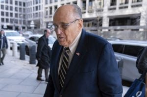 Giuliani, ex-advogado de Trump, condenado a pagar US$ 148 milhões por difamação